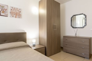 1 habitación, tabla de planchar con plancha y wifi
