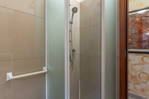 Regadera, secadora de cabello, bidet, toallas 