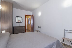 1 dormitorio, tabla de planchar con plancha, wifi