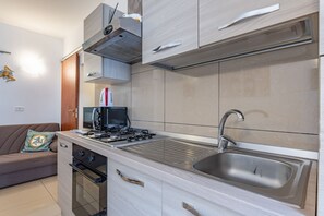Refrigerador, horno, parrilla de estufa y utensilios de cocina