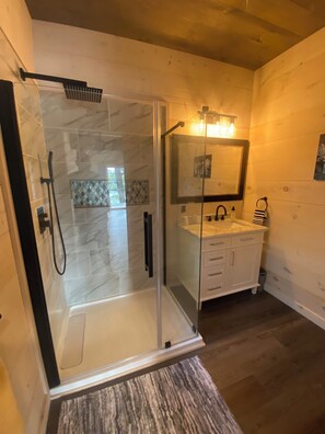 Douche, séchoir à cheveux, serviettes fournies, savon