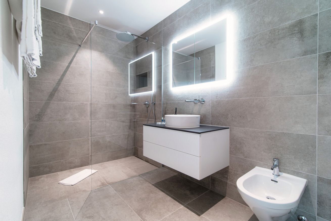 Een douche, een haardroger, handdoeken, zeep