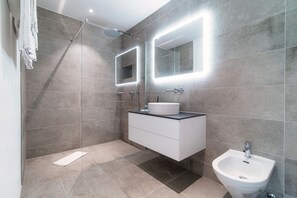 Een douche, een haardroger, handdoeken, zeep