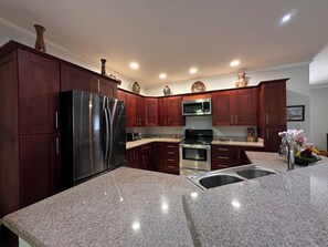 Kjøleskap, mikrobølgeovn, oppvaskmaskin og kaffetrakter/tekoker