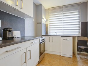 Kühlschrank, Ofen, Geschirrspüler, Wasserkocher mit Kaffee-/Teezubehör