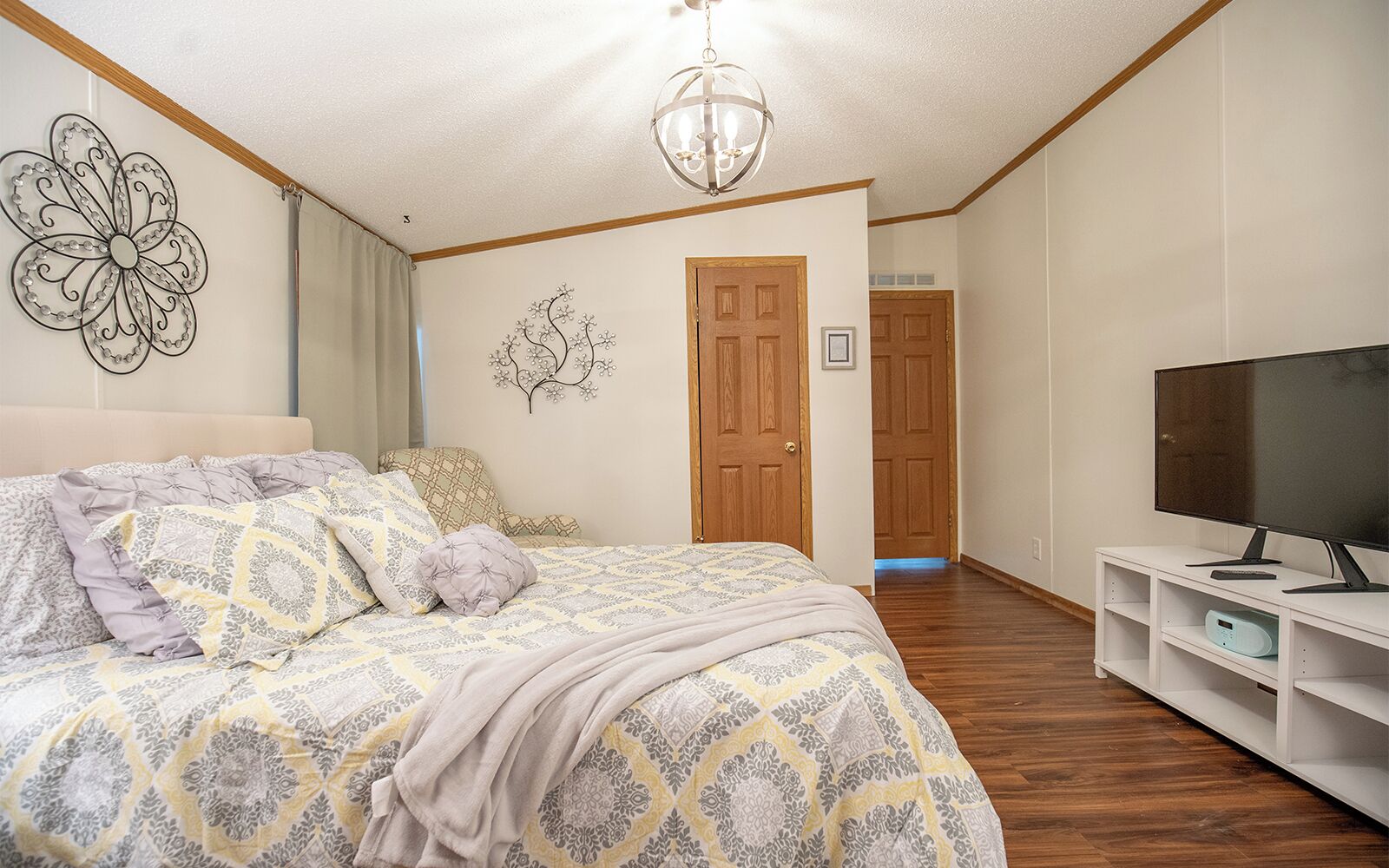 4 bedrooms, iron/ironing board, free WiFi, bed sheets