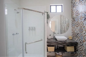 Deluxe Cabin | Bathroom