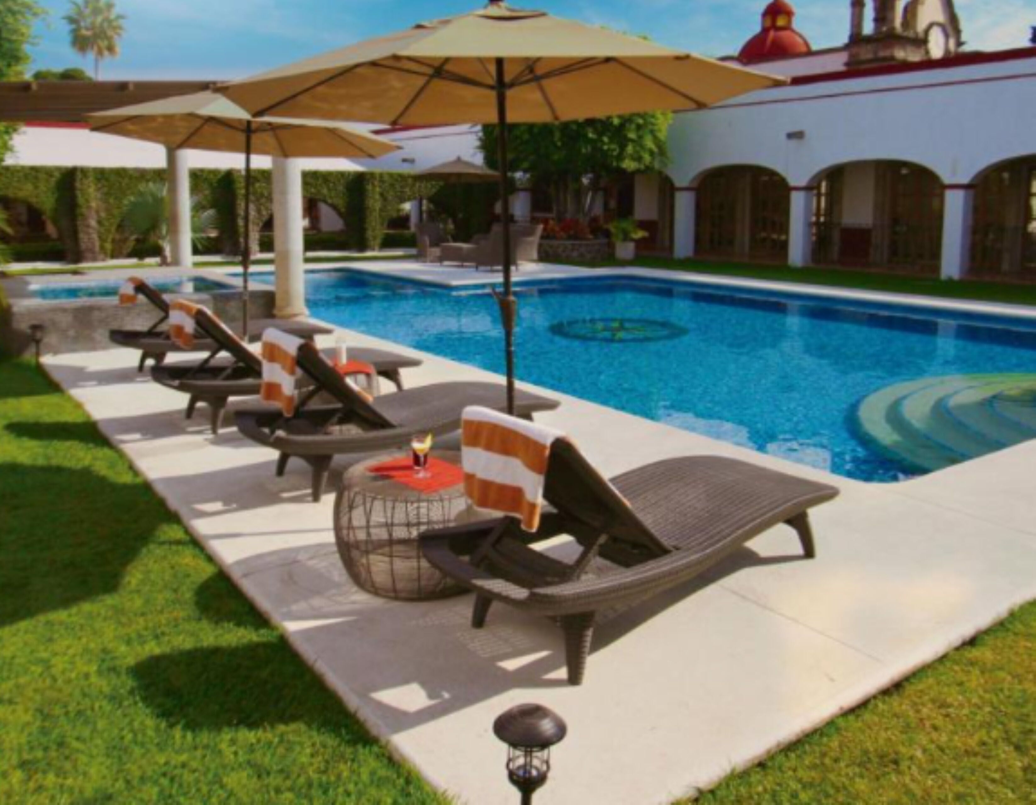 Una piscina al aire libre