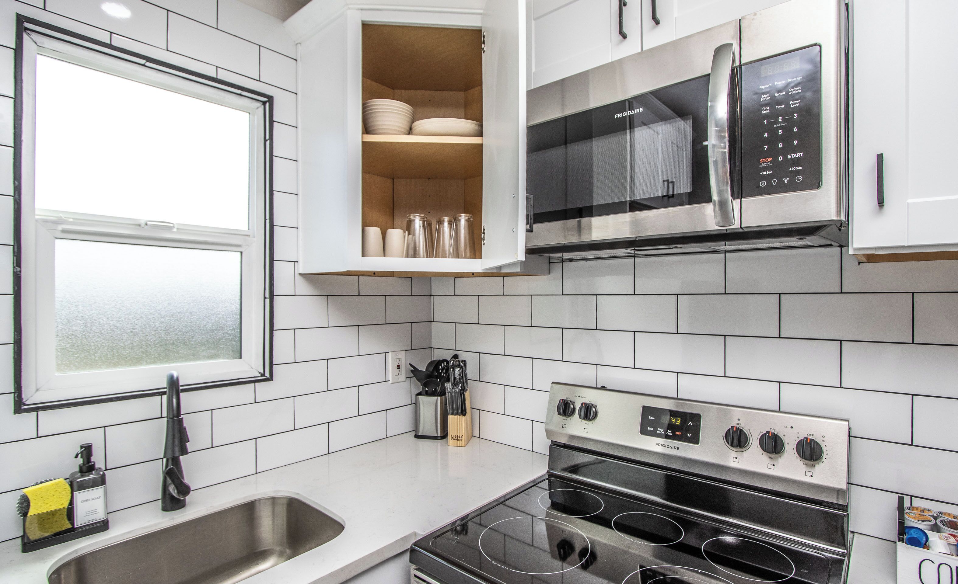 Refrigerador, microondas, horno y parrilla de estufa 