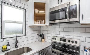 Frigorífico, microondas, horno y placa de cocina