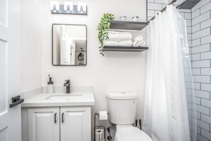 Suihku, hiustenkuivaaja, pyyhkeet, saippua