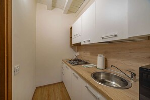 Fridge, microwave, stovetop, dishwasher - Appartamento con balcone vicino a Ponte Pietra (Verona)