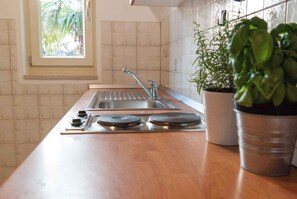 Køleskab, mikrobølgeovn, kogeplade, kaffe-/temaskine