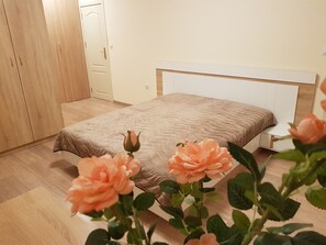 3 makuuhuonetta, työpöytä, silitysrauta/-lauta, vauvan matkasänky