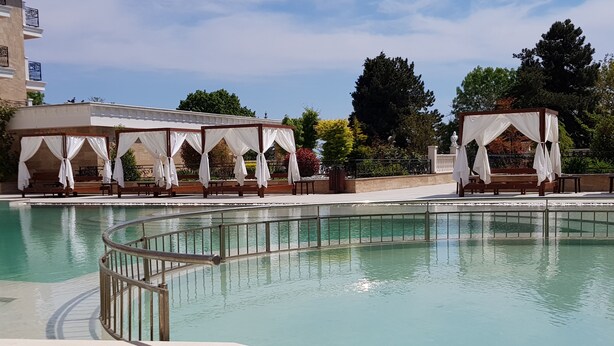 Una piscina al aire libre