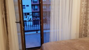 3 Schlafzimmer, Schreibtisch, Bügeleisen/Bügelbrett, Reisekinderbett