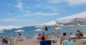 Sur la plage, chaise longue