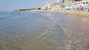 Ubicación a pie de playa y tumbonas