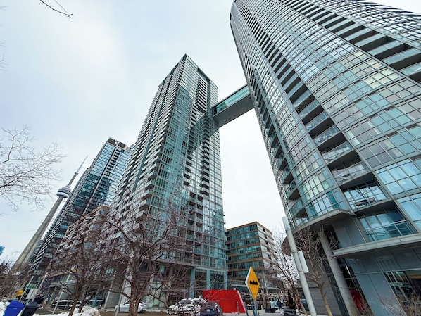 Un paysage urbain moderne, caractérisé par des gratte-ciel, dont un bâtiment à l’architecture originale, avec une structure incurvée.