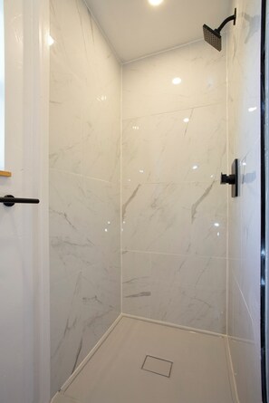 Een douche, een haardroger, handdoeken, zeep