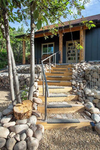 Cozy cabin between town and public land, with beautiful views!