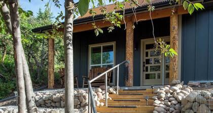 Cozy cabin between town and public land, with beautiful views!