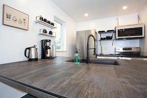 Réfrigérateur, micro-ondes, four, plaque de cuisson