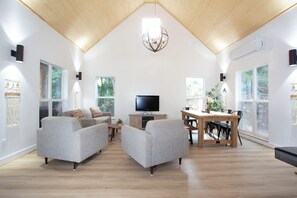 Smart-tv, böcker och ett filmbibliotek