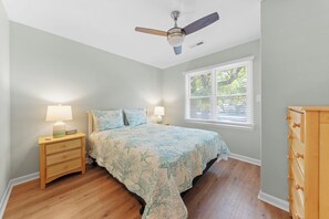 2 bedrooms, iron/ironing board, free WiFi, bed sheets - Beautiful Cottage w 2BD +Loft / 2 BA! Amenity Cards!NO pets (Seabrook Island)