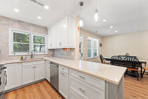 Fridge, microwave, oven, stovetop - Beautiful Cottage w 2BD +Loft / 2 BA! Amenity Cards!NO pets (Seabrook Island)