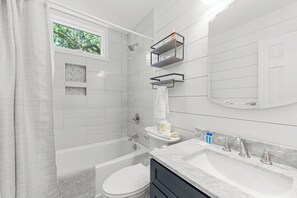 Combined shower/bathtub, hair dryer, towels - Beautiful Cottage w 2BD +Loft / 2 BA! Amenity access included! NO pets (Seabrook Island)