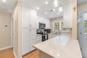 Fridge, microwave, oven, stovetop - Beautiful Cottage w 2BD +Loft / 2 BA! Amenity Cards!NO pets (Seabrook Island)