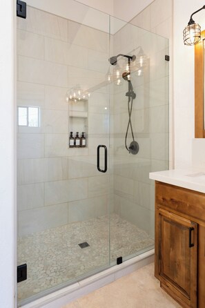 Shower, hair dryer, towels - Yosemite Sunrise House with hot tub/views/game room! (Oakhurst)