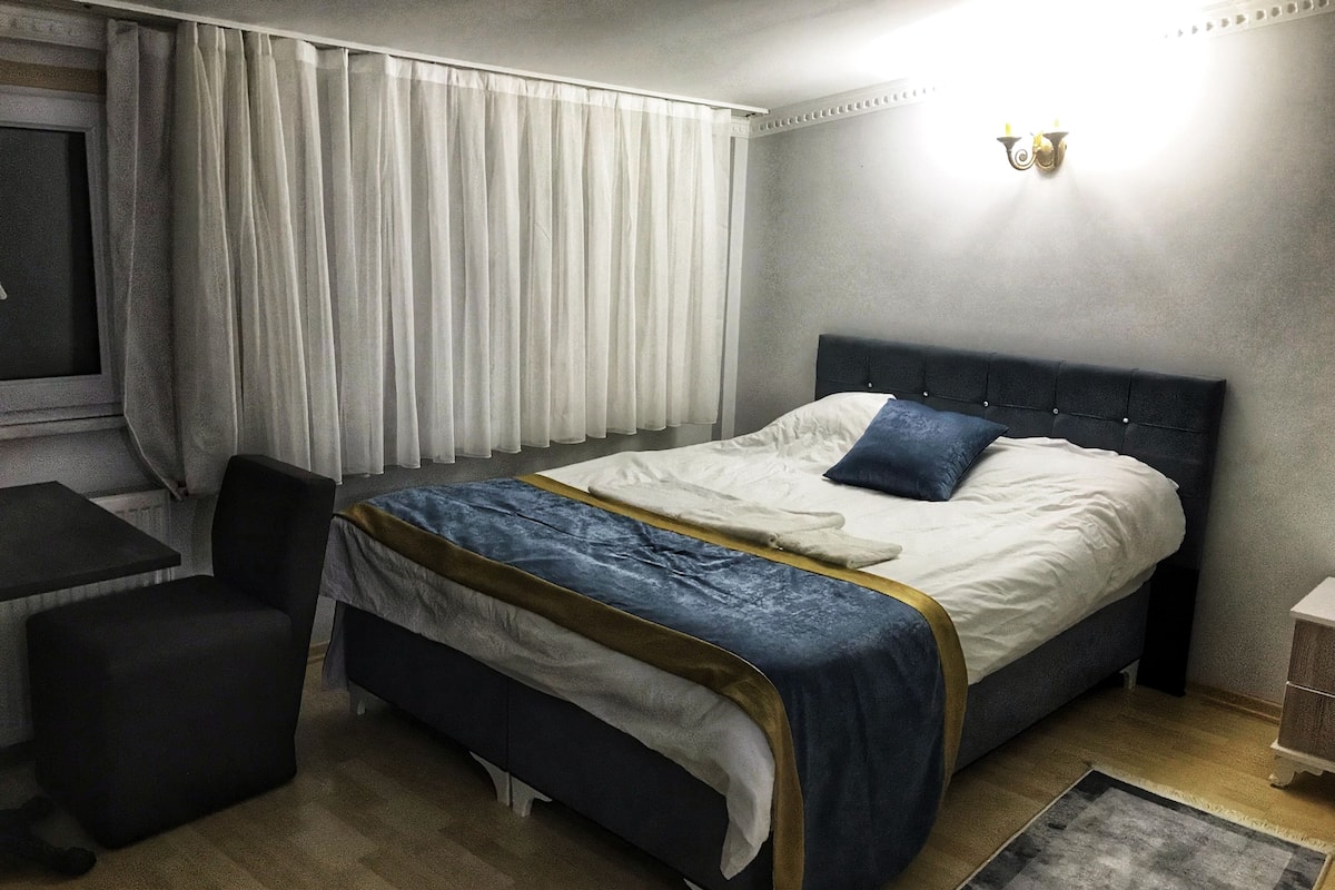 Economy Room | Premium bedding, minibar, desk, laptop workspace