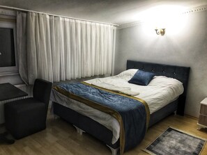 ห้องอีโคโนมี | เครื่องนอนระดับพรีเมียม, มินิบาร์, โต๊ะทำงาน, พื้นที่ทำงานแบบใช้แล็ปท็อป