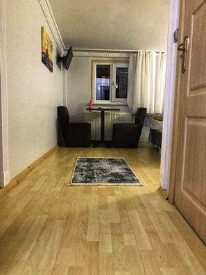 ห้องอีโคโนมี | เครื่องนอนระดับพรีเมียม, มินิบาร์, โต๊ะทำงาน, พื้นที่ทำงานแบบใช้แล็ปท็อป