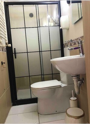 Shower, rainfall showerhead, free toiletries, hair dryer