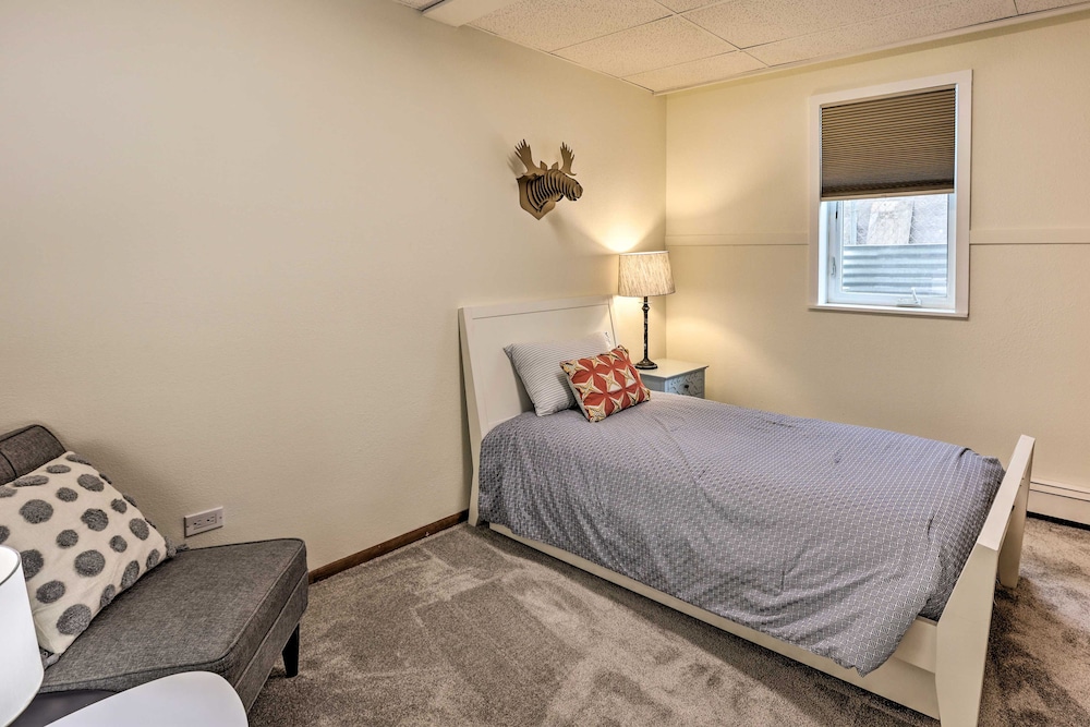 Vibrant downtown home with fireplaces, full kitchen & smart TVs