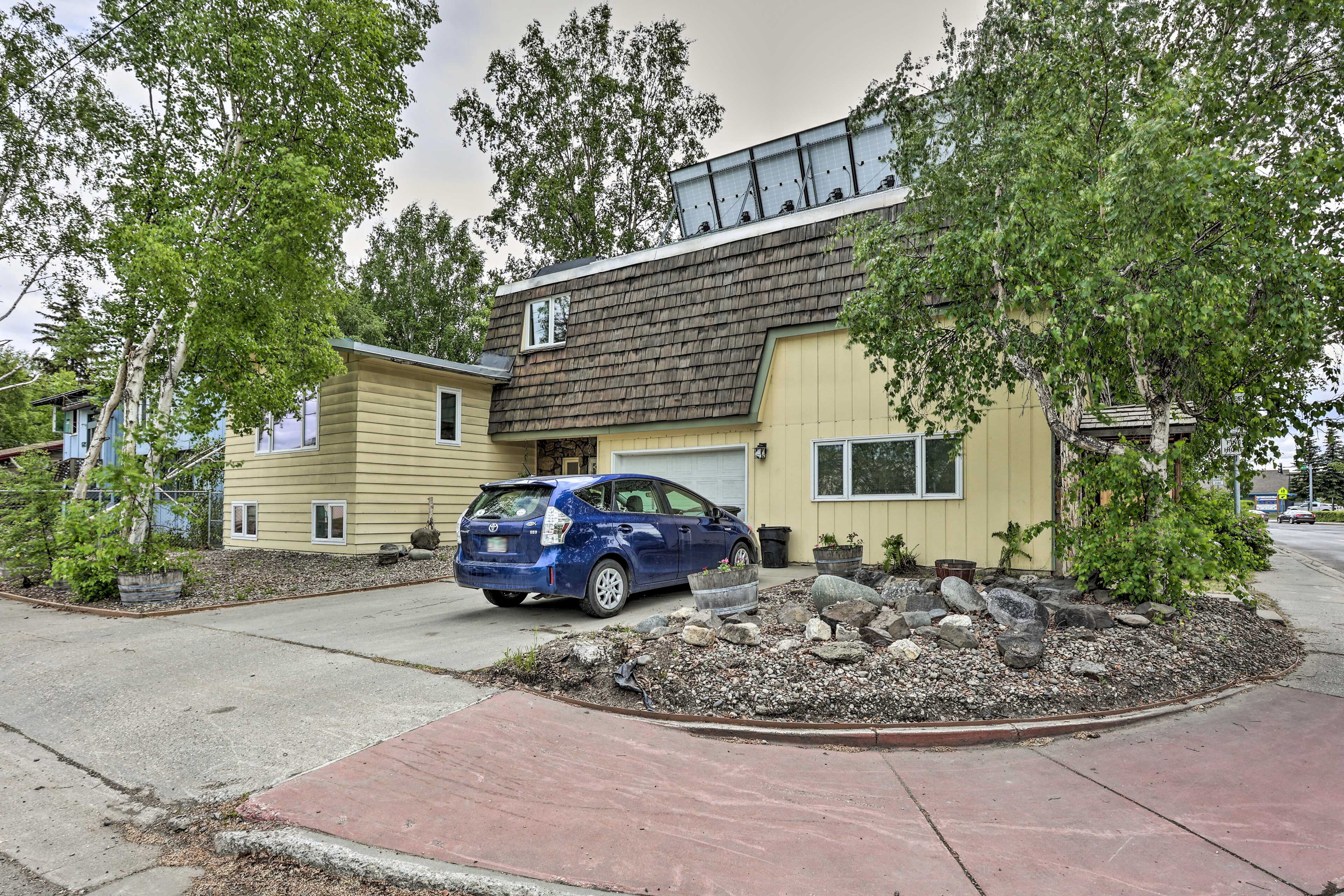 Vibrant downtown home with fireplaces, full kitchen & smart TVs