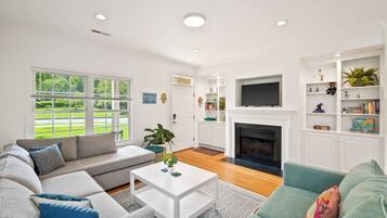 Een televisie en een computerscherm