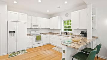 Een koelkast, een magnetron, een oven, een kookplaat