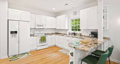 Belmont Oasis I Downtown Cville | 3 bed, 2.5 bath | Sleeps 6 A, 2 C