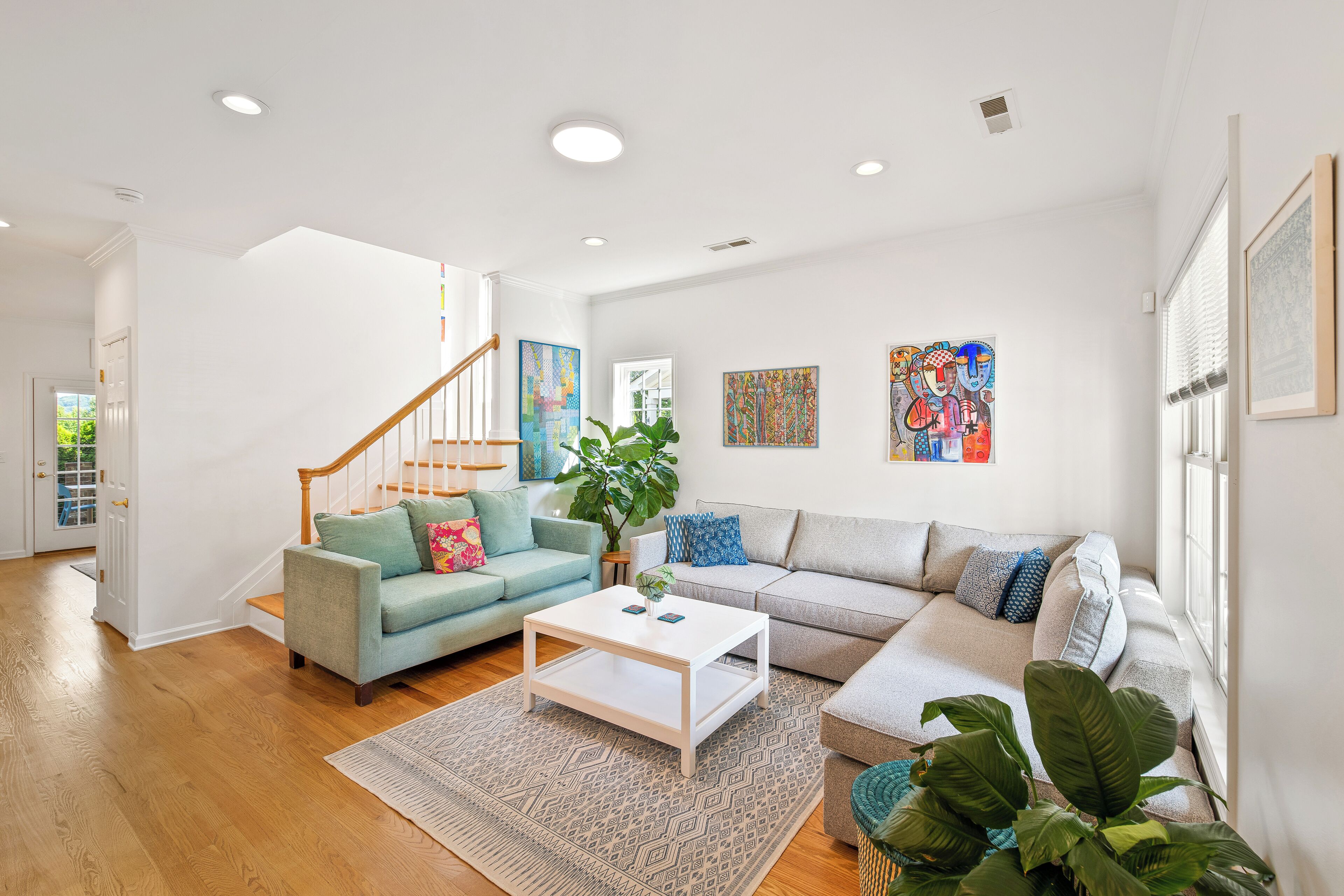 TV connectée, cheminée, livres, espaces bureaux