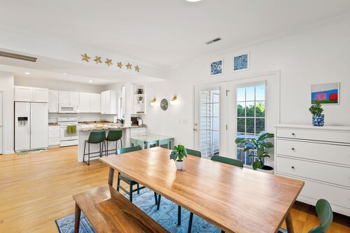 Belmont Oasis I Downtown Cville | 3 bed, 2.5 bath | Sleeps 6 A, 2 C