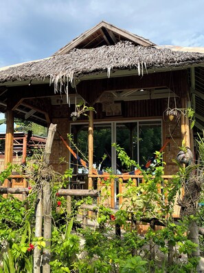 Basic Triple Room | Free WiFi, bed sheets - Boochee Beach (San Jose)