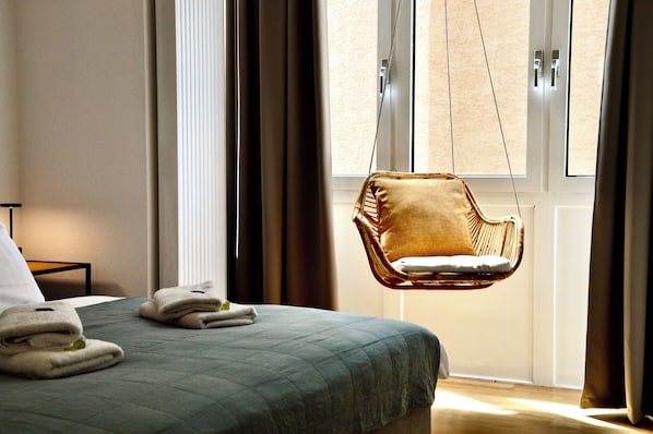 3 makuuhuonetta, työpöytä, silitysrauta/-lauta, vauvan matkasänky