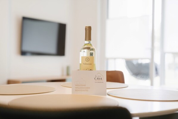 A bottle of Valmarnone wine on a table with a welcome sign for La Mia Casa. - LaMiaCasa Stuttgart-Ost | 145 sqm | 3 Bedrooms | 2 Baths | Parking (Stuttgart)