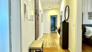 A hallway with a bench, a phone, and a mirror on the wall. - Spacious Design Retreat for Groups & Families (Stuttgart)