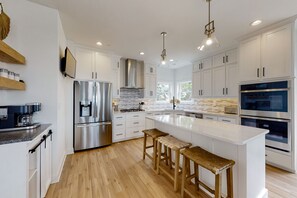 Kühlschrank, Mikrowelle, Ofen, Herdplatte