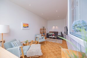 Unclassified image, 4 of 30, button